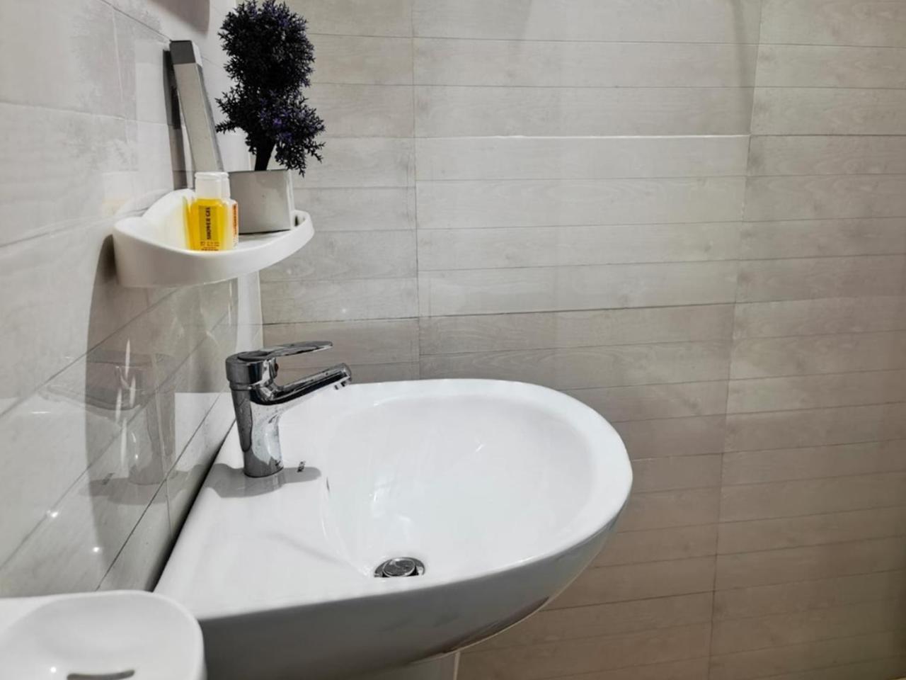 Sea Breeze Guest House נגומבו מראה חיצוני תמונה
